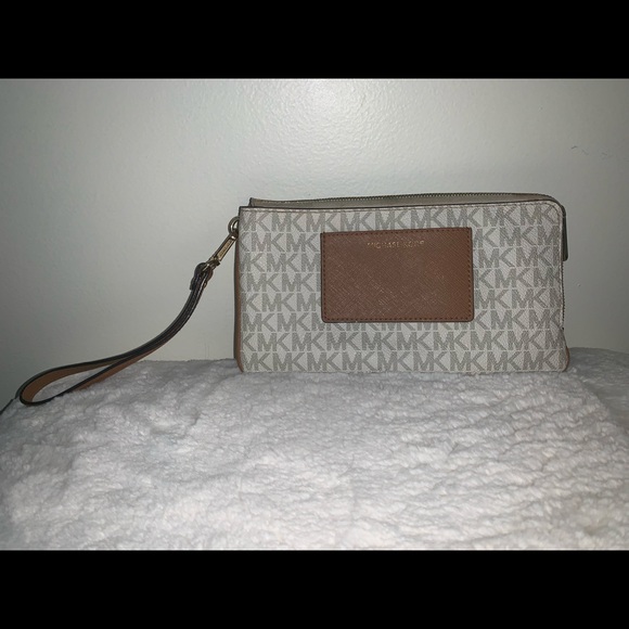Michael Kors Handbags - Michael Kors Wristlet